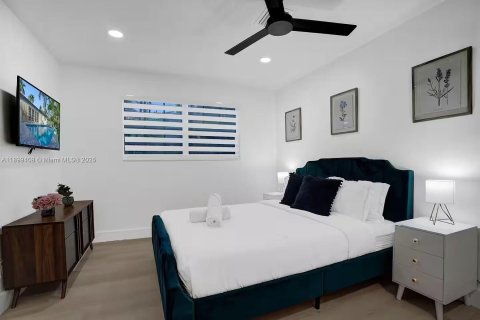 House in Hollywood, Florida 5 bedrooms, 183.76 sq.m. № 1951098 - photo 27