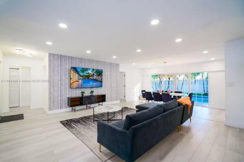 House in Hollywood, Florida 5 bedrooms, 183.76 sq.m. № 1951098 - photo 18