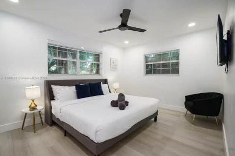 House in Hollywood, Florida 5 bedrooms, 183.76 sq.m. № 1951098 - photo 22