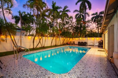 House in Hollywood, Florida 5 bedrooms, 183.76 sq.m. № 1951098 - photo 3