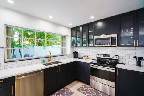 House in Hollywood, Florida 5 bedrooms, 183.76 sq.m. № 1951098 - photo 8