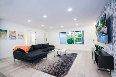 House in Hollywood, Florida 5 bedrooms, 183.76 sq.m. № 1951098 - photo 19