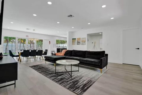 House in Hollywood, Florida 5 bedrooms, 183.76 sq.m. № 1951098 - photo 6