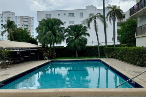 Condo in Sunny Isles Beach, Florida, 2 bedrooms  № 1817736 - photo 25