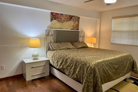 Condo in Sunny Isles Beach, Florida, 2 bedrooms  № 1817736 - photo 16