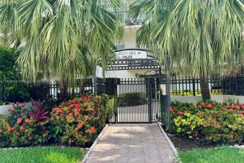 Condo in Sunny Isles Beach, Florida, 2 bedrooms  № 1817736 - photo 1