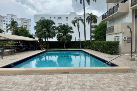 Condo in Sunny Isles Beach, Florida, 2 bedrooms  № 1817736 - photo 26