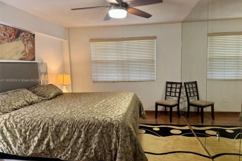 Condo in Sunny Isles Beach, Florida, 2 bedrooms  № 1817736 - photo 17