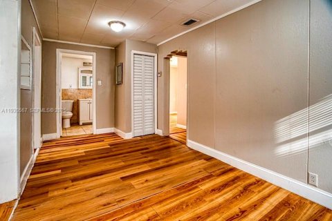 Casa en alquiler en Miami, Florida, 3 dormitorios, 287.53 m2 № 1990427 - foto 10