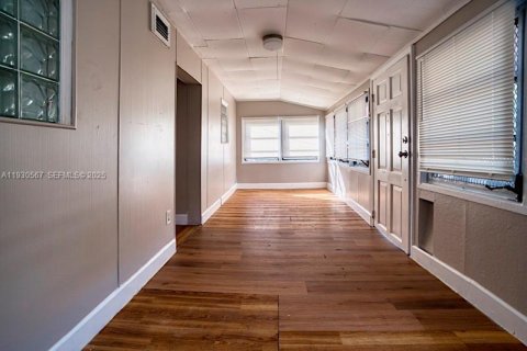 Casa en alquiler en Miami, Florida, 3 dormitorios, 287.53 m2 № 1990427 - foto 5