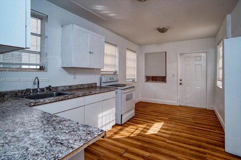 Casa en alquiler en Miami, Florida, 3 dormitorios, 287.53 m2 № 1990427 - foto 14