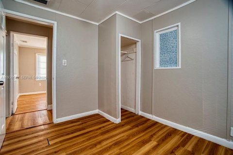 Casa en alquiler en Miami, Florida, 3 dormitorios, 287.53 m2 № 1990427 - foto 7