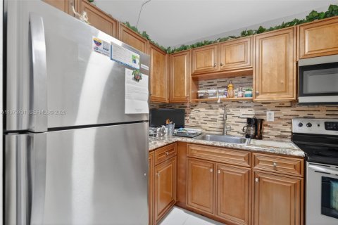 Condo in Sunrise, Florida, 1 bedroom  № 2034128 - photo 9