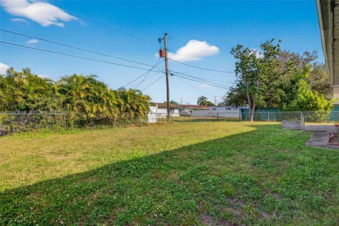 Casa en venta en Cape Coral, Florida, 3 dormitorios, 161.65 m2 № 1997738 - foto 13