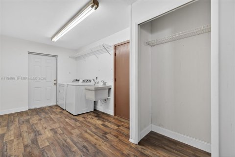 Casa en venta en Cape Coral, Florida, 3 dormitorios, 161.65 m2 № 1997738 - foto 12