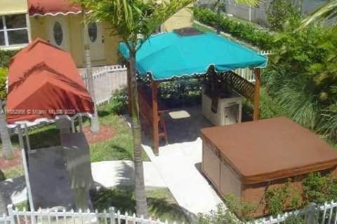 Condominio en alquiler en North Bay Village, Florida, 2 dormitorios, 83.61 m2 № 1871633 - foto 2