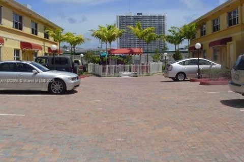 Condominio en alquiler en North Bay Village, Florida, 2 dormitorios, 83.61 m2 № 1871633 - foto 1