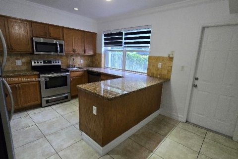 Condominio en alquiler en North Bay Village, Florida, 2 dormitorios, 83.61 m2 № 1871633 - foto 10