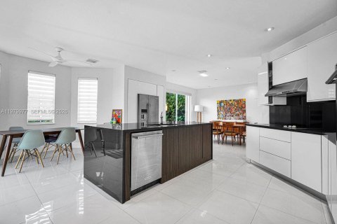 Купить виллу или дом в Дорал, Флорида 4 спальни, 278.34м2, № 2046354 - фото 9