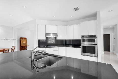 Купить виллу или дом в Дорал, Флорида 4 спальни, 278.34м2, № 2046354 - фото 7