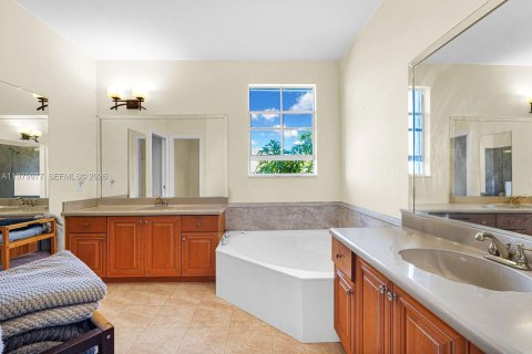 Купить виллу или дом в Дорал, Флорида 4 спальни, 278.34м2, № 2046354 - фото 17