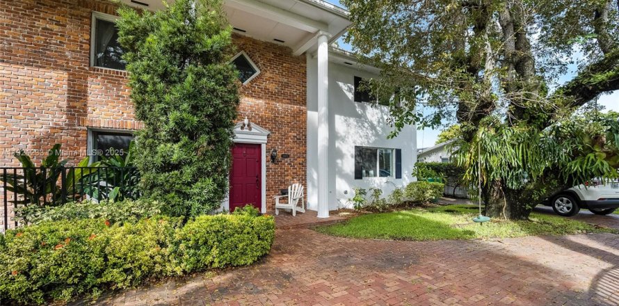 Adosado en Pinecrest, Florida 4 dormitorios, 204.38 m2 № 1975497