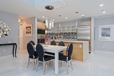 Touwnhouse à vendre à Miami, Floride: 2 chambres, 152.08 m2 № 1741541 - photo 8