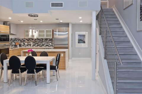 Touwnhouse à vendre à Miami, Floride: 2 chambres, 152.08 m2 № 1741541 - photo 5