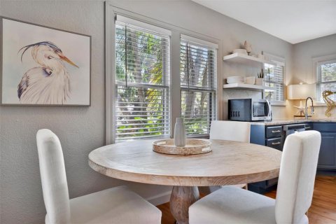 Commercial property in Saint Petersburg, Florida 4 bedrooms, 235.23 sq.m. № 1524552 - photo 9