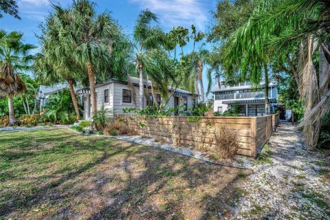 Commercial property in Saint Petersburg, Florida 4 bedrooms, 235.23 sq.m. № 1524552 - photo 2
