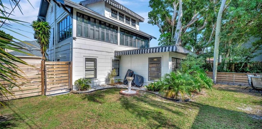 Commercial property in Saint Petersburg, Florida 4 bedrooms, 235.23 sq.m. № 1524552