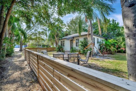 Commercial property in Saint Petersburg, Florida 4 bedrooms, 235.23 sq.m. № 1524552 - photo 5