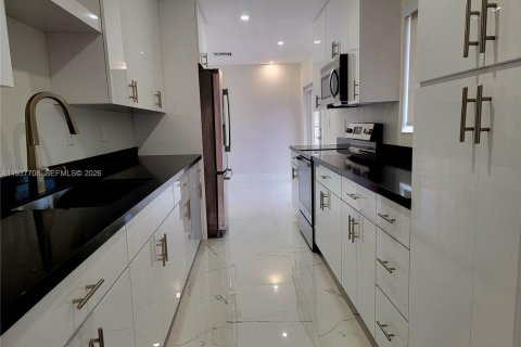 House in Homestead, Florida 4 bedrooms, 111.48 sq.m. № 1995408