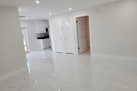 House in Homestead, Florida 4 bedrooms, 111.48 sq.m. № 1995408 - photo 6
