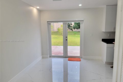 House in Homestead, Florida 4 bedrooms, 111.48 sq.m. № 1995408 - photo 13