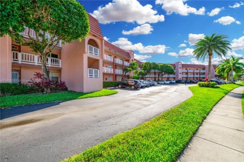 Condo in Sunrise, Florida, 2 bedrooms  № 2022219 - photo 26