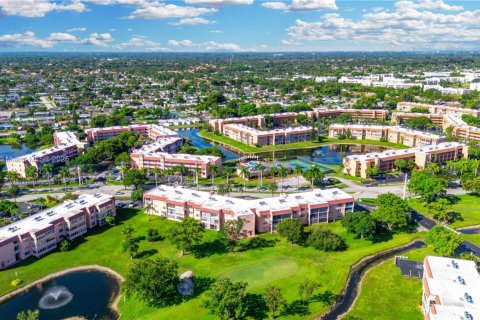 Condo in Sunrise, Florida, 2 bedrooms  № 2022219 - photo 21