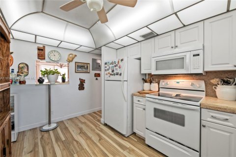 Condo in Sunrise, Florida, 2 bedrooms  № 2022219 - photo 10