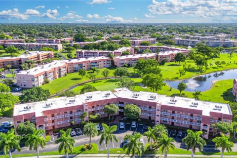 Condo in Sunrise, Florida, 2 bedrooms  № 2022219 - photo 25