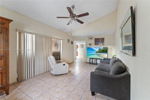 House in Hialeah, Florida 4 bedrooms, 144.37 sq.m. № 1868499 - photo 4
