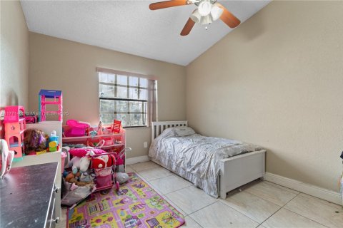 House in Hialeah, Florida 4 bedrooms, 144.37 sq.m. № 1868499 - photo 16