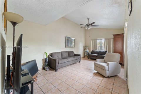 House in Hialeah, Florida 4 bedrooms, 144.37 sq.m. № 1868499 - photo 3