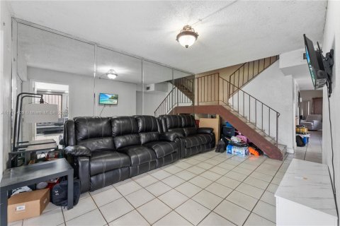 House in Hialeah, Florida 4 bedrooms, 144.37 sq.m. № 1868499 - photo 9