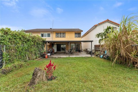 House in Hialeah, Florida 4 bedrooms, 144.37 sq.m. № 1868499 - photo 11