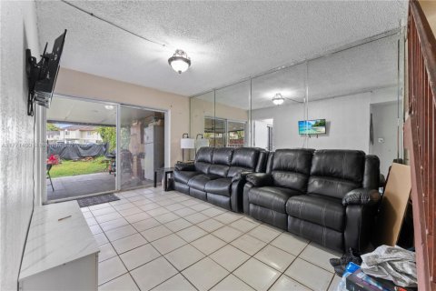 House in Hialeah, Florida 4 bedrooms, 144.37 sq.m. № 1868499 - photo 8