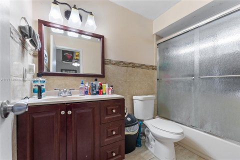 House in Hialeah, Florida 4 bedrooms, 144.37 sq.m. № 1868499 - photo 14