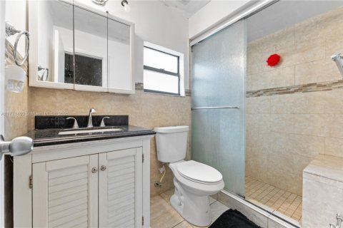 House in Hialeah, Florida 4 bedrooms, 144.37 sq.m. № 1868499 - photo 17