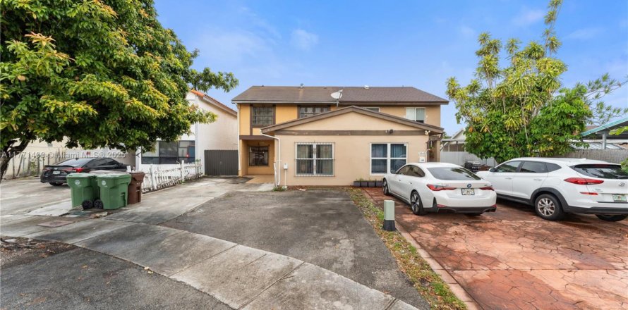 House in Hialeah, Florida 4 bedrooms, 144.37 sq.m. № 1868499
