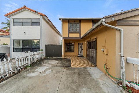 House in Hialeah, Florida 4 bedrooms, 144.37 sq.m. № 1868499 - photo 2