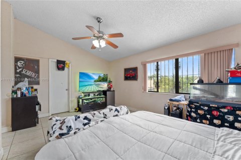 House in Hialeah, Florida 4 bedrooms, 144.37 sq.m. № 1868499 - photo 13